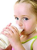 Картинка-анонс к статье Все об аллергии на коровье и козье молоко у детей