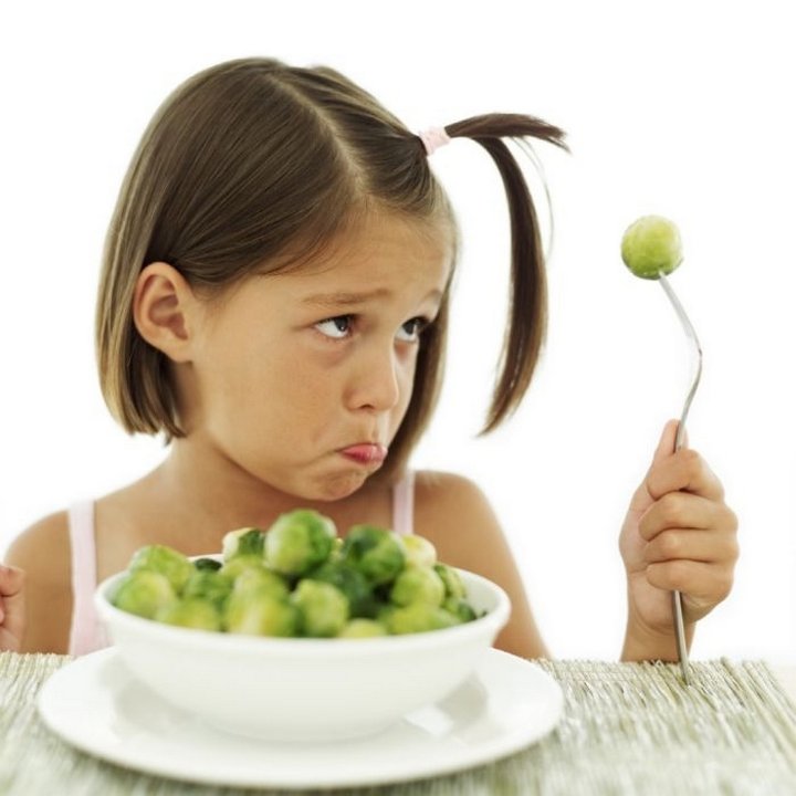 Девочка ест гипоаллергенный продукт